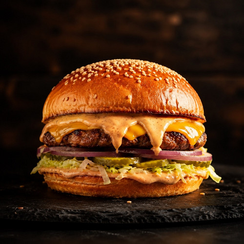 Чизбургер — Чизбургер — король мира бургеров! Сочная говядина, нежный сыр, хрустящие огурцы, свежий лист салата, пикантный красный лук и фирменный соус, завёрнутые в мягкую булочку — это взрыв вкуса в каждом укусе!